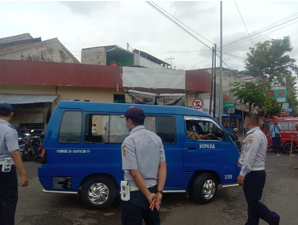 Penertiban Angkutan di Simpang 4 Pasar Kembang