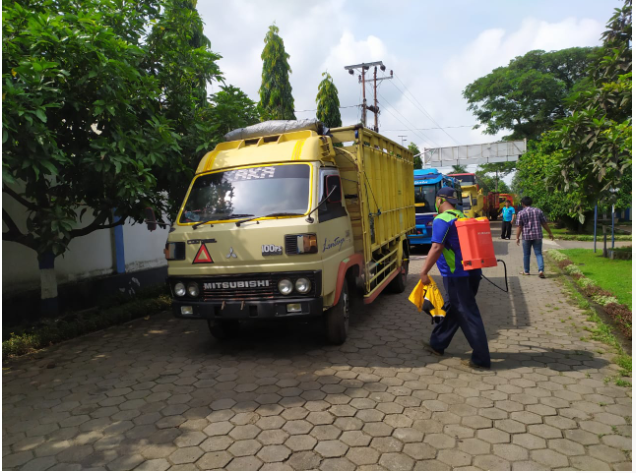 Dishub Purworejo Lakukan Penyemprotan Disinfektan yang Hendak Uji Kendaraan