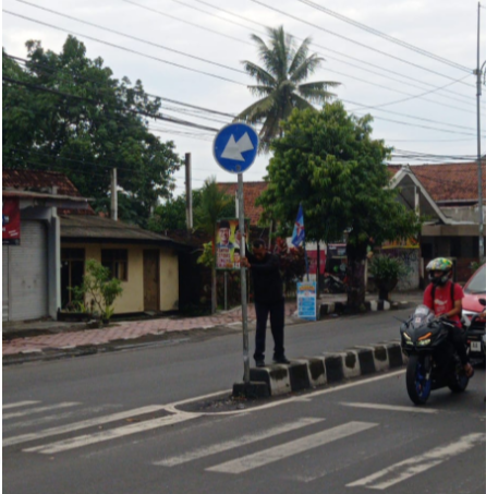 Pembenahan Rambu Petunjuk Arah di Perempatan Toko Hidayat