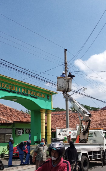 Perbaikan Kabel Putus di Depan Mts N 1 Purworejo