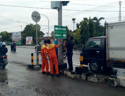 Jelang Nataru Dishub Pasang Rambu Petunjuk Jalan