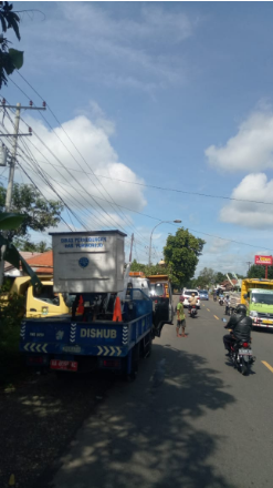 Penyambungan Kabel Pju Bayan Yang Putus Akibat Pohon Tumbang