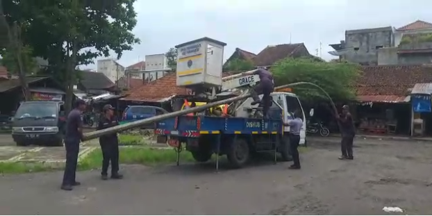 Pemasangan Lampu PJU di Terminal Kongsi