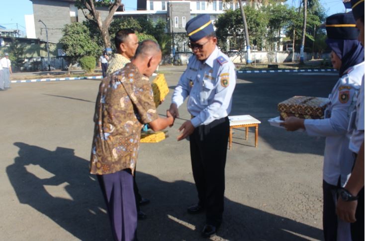 Penyerahan Bingkisan Kepada Karyawan Purna Bhakti