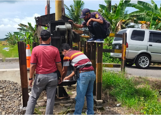 Perbaikan Palang Pintu Kereta Api Bagelen