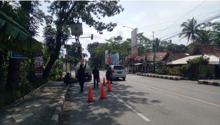 DISHUB Purworejo Melakukan Rabas Ranting Pohon di Pertigaan Donbosko Purworejo