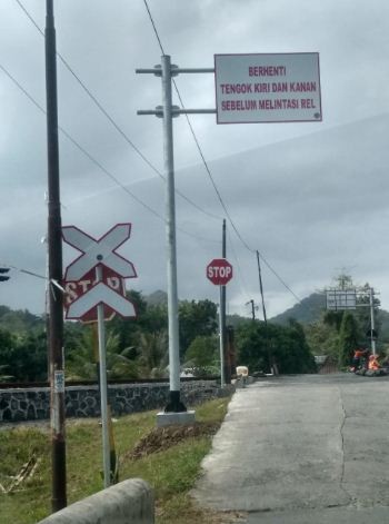 Pemasangan Rambu Lalu Lintas di Perlintasan Tanpa Palang Pintu