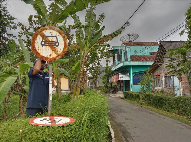 Penggantian Rambu Larangan Mobil yang Sudah Usang