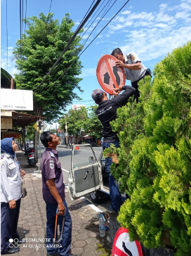 Penggantian Rambu Usang di Desa Pangenjurutengah