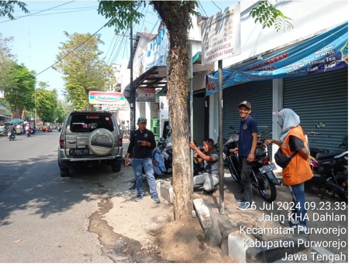 Perbaikan Rambu Tarif Parkir di Depan Toko Hero Purworejo