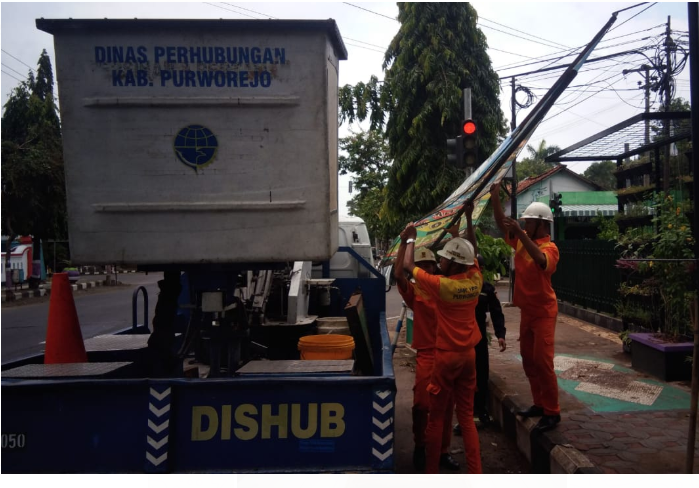 Dishub Purworejo Tertibkan Reklame yang Menutupi Rambu Lalin