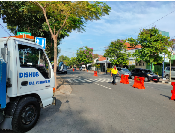 Perapihan Barier di Depan RSU Aisyiyah Purworejo