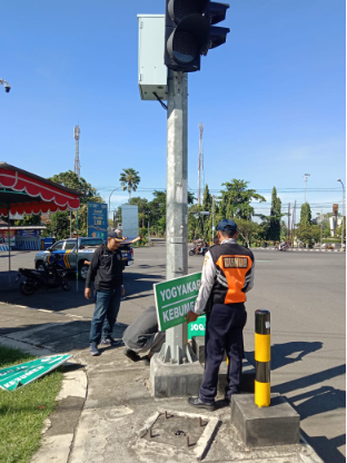 Jelang Mudik Lebaran Dishub Purworejo Pasang Rambu RPPJ