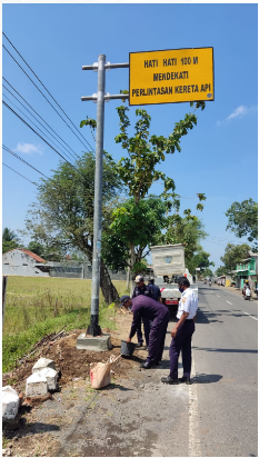 Pemasangan RPPJ di Dekat Perlintasan Kereta Api Jenar