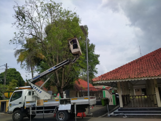 Perbaikan Lampu PJU Rumdin Wakil Bupati