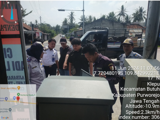 Dishub Bersama Satlantas Polres Purworejo Lakukan Sosialisasi Traffic Light Baru di  Simpang 3 Klepu Purworejo