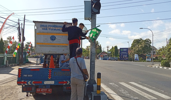 Melepas Banner Penunjuk Arah Simpang 4 SMAN 6 pwr.