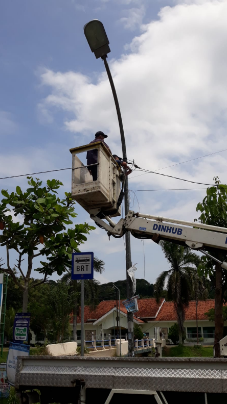 Perbaikan Kabel PJU yang Tertimpa Pohon 