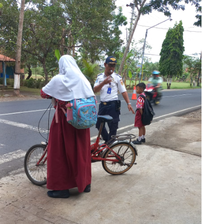 Dishub Purworejo Bantu Siswa yang Hendak Menyebrang