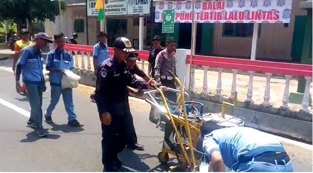 Pengecatan Marka Jalan Dan Zebra Cross Di Desa Sidomulyo Kecamatan Purworejo