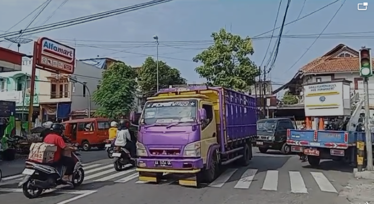 Penggantian Dua Lampu LED Hijau Traffic Light di Simpang 4 Brengkelan