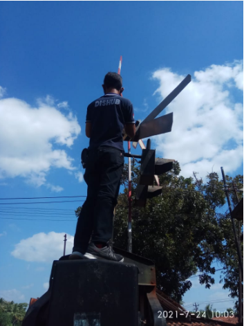 Penggantian Sirine Palang Pintu Kereta Api di Pos Perlintasan Bayem