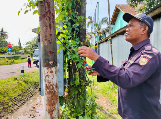 Perbaikan PJU yang Nyala Siang di Depan SMK 11 Kutoarjo