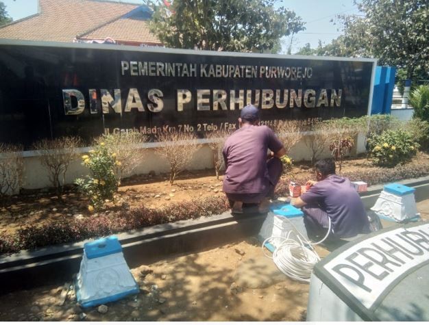 Pemasangan Lampu Spot Di Halaman Dinas Perhubungan