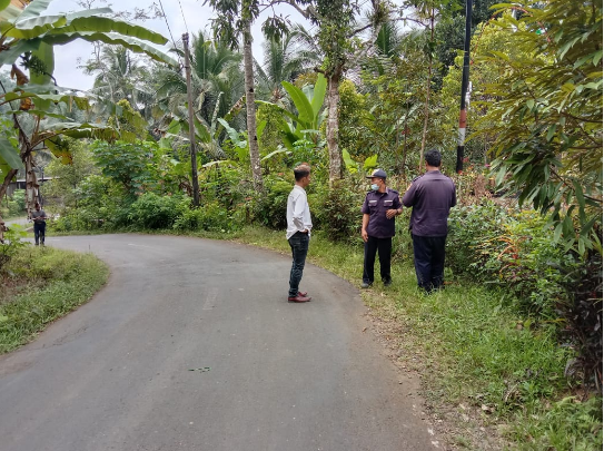 Survey Lokasi Pemasangan Cermin Cembung di Desa Cipedak Bruno