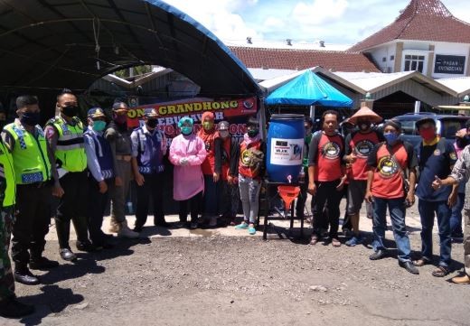 Penambahan Tempat Cuci Tangan Di Posko Pemantauan Covid-19 Kabupaten Purworejo Di Pasar Krendetan