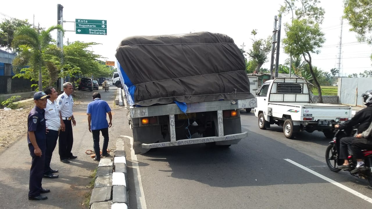 Petugas Dishub Hentikan Truck Bermuatan Miring