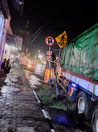 Pengamanan Warning Light yang Tertabrak Truk  di Kutoarjo