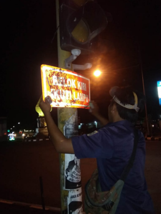 Bersih Bersih Rambu Dari Aksi Vandalisme