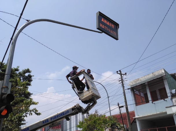 Perbaikan Warning Light di Jalan Wr Supratman