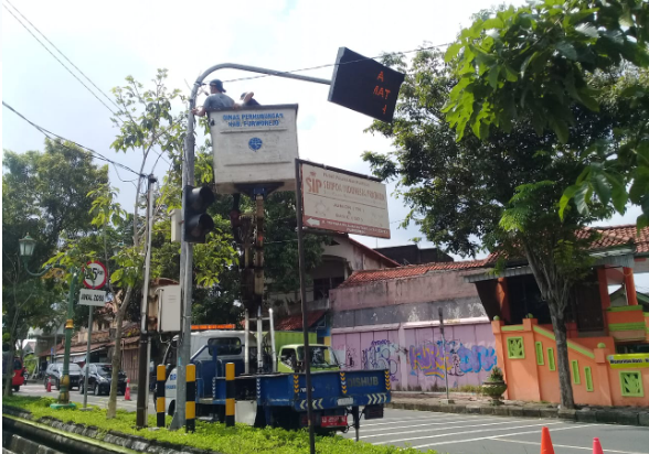 Perbaikan Warning Light di SMp 33 Purworejo