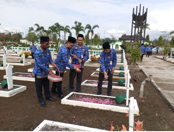 HUT Ke-52 Korpri, Dishub Purworejo Ikuti  Ziarah di Makam Pahlawan